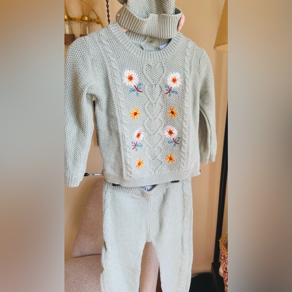 Nicole Miller green Knit Sweater and pants - Picture 2 of 4